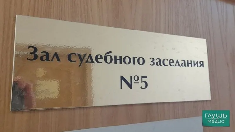 Верховный суд РФ инициировал законопроект о смягчении требований к секретарям судов: должности смогут занимать не только юристы с высшим образованием, но и студенты юридических факультетов. В ведомстве отмечают, что обязанности таких сотрудников не требуют глубоких юридических знаний, а работа в судах часто менее привлекательна из‑за нагрузки и низких зарплат.
