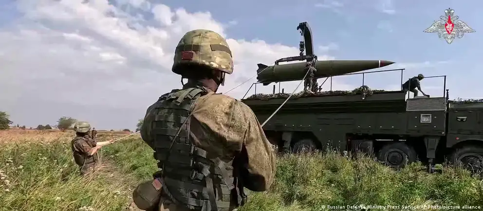 Минобороны РФ опубликовало кадры доставки специальных боеприпасов на позиции ракетной бригады в Беларуси в рамках совместных ядерных учений; на видео видно разгрузку техники и оперативно-тактический ракетный комплекс «Искандер».