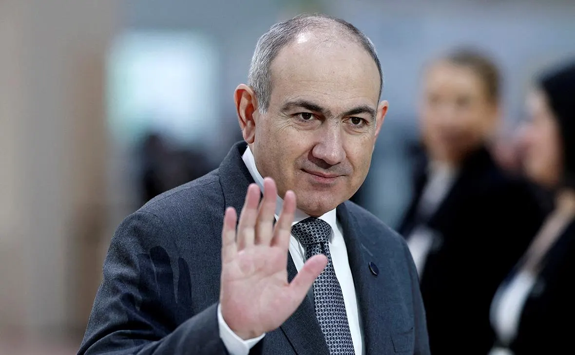 Премьер-министр Армении заявил, что страна не намерена резко выходить из Евразийского экономического союза и останется в составе ЕАЭС, «пока это возможно», а споры о выборе между ЕС и ЕАЭС не будут предметом публичной полемики.