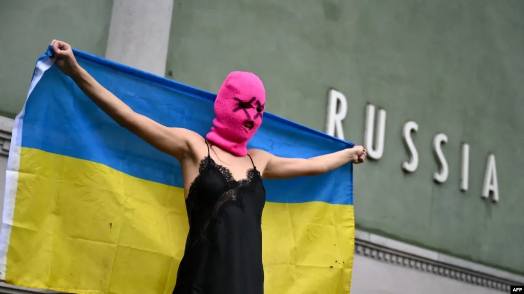 Росфинмониторинг добавил панк‑сообщество Pussy Riot в перечень террористов и экстремистов. Группа ранее была признана экстремистской, нескольким участницам предъявлены иски и вынесены приговоры в связи с антивоенными акциями и обвинениями в распространении «фейков» об армии.