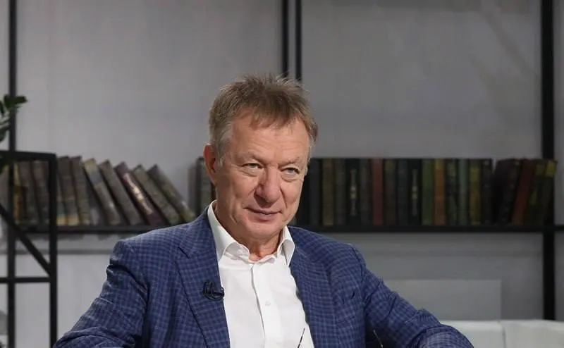 После признания его и фонда Almaz Capital экстремистами и постановления о конфискации около 8 млрд рублей предприниматель воспользовался голландским паспортом и уехал из страны через Белоруссию.