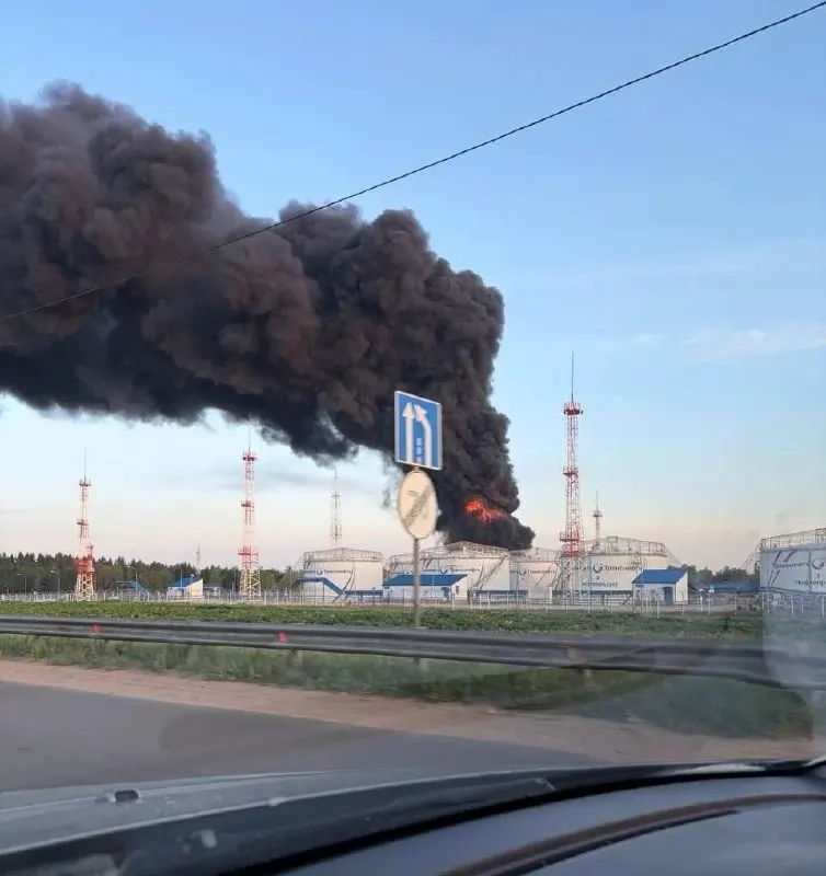 Ночью и утром беспилотники поразили НПЗ в Капотне, нефтеналивную станцию в Дурыкине и технопарк в Зеленограде. По меньшей мере 3 человека погибли, около 12 пострадали, повреждены жилые дома и нарушена работа аэропортов.