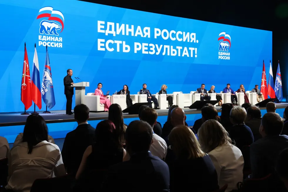 Политический блок администрации президента дал указание государственным и лояльным изданиям меньше писать о «запретах» и вместо этого подчёркивать «позитивные инициативы» единороссов; СМИ уже начали подменять формулировки и смягчать заголовки.