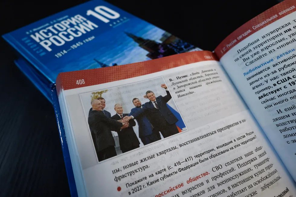 Новая линейка учебников для средней школы преподаёт не столько историю, сколько готовую государственную интерпретацию: спорные факты смягчаются или замалчиваются, а современные политические проекты вплетаются в рассказ о далёком прошлом.