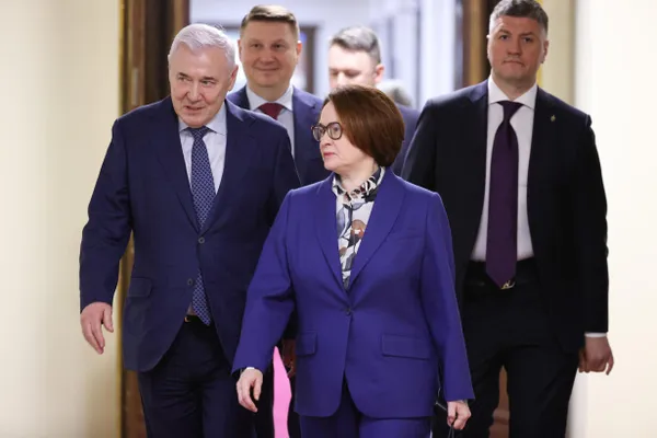 Чиновники и банковские круги обсуждают три возможных преемника Эльвиры Набиуллиной — Максима Орешкина, Петра Фрадкова и Андрея Костина. Окончательное решение принимает президент; срок нынешнего главы ЦБ истекает 24 июня 2027 года.