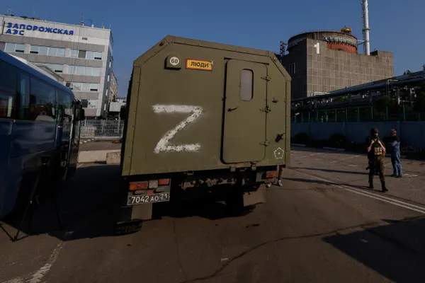 По данным «Росатома», украинский боевой дрон вызвал взрыв в машинном зале шестого энергоблока Запорожской АЭС: основное оборудование не пострадало, в стене образовалась дыра. Ранее на станции фиксировались длительные сбои связи и периодические отключения от внешних источников энергии.