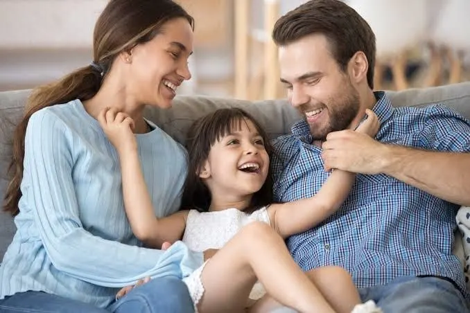 Материнский капитал разрешили использовать для оплаты кружков, секций, репетиторских услуг, музыкальных школ и вузов при условии, что организация российская и имеет лицензию. Периоды оплаты, возможные получатели и способы оформления — в кратком обзоре.