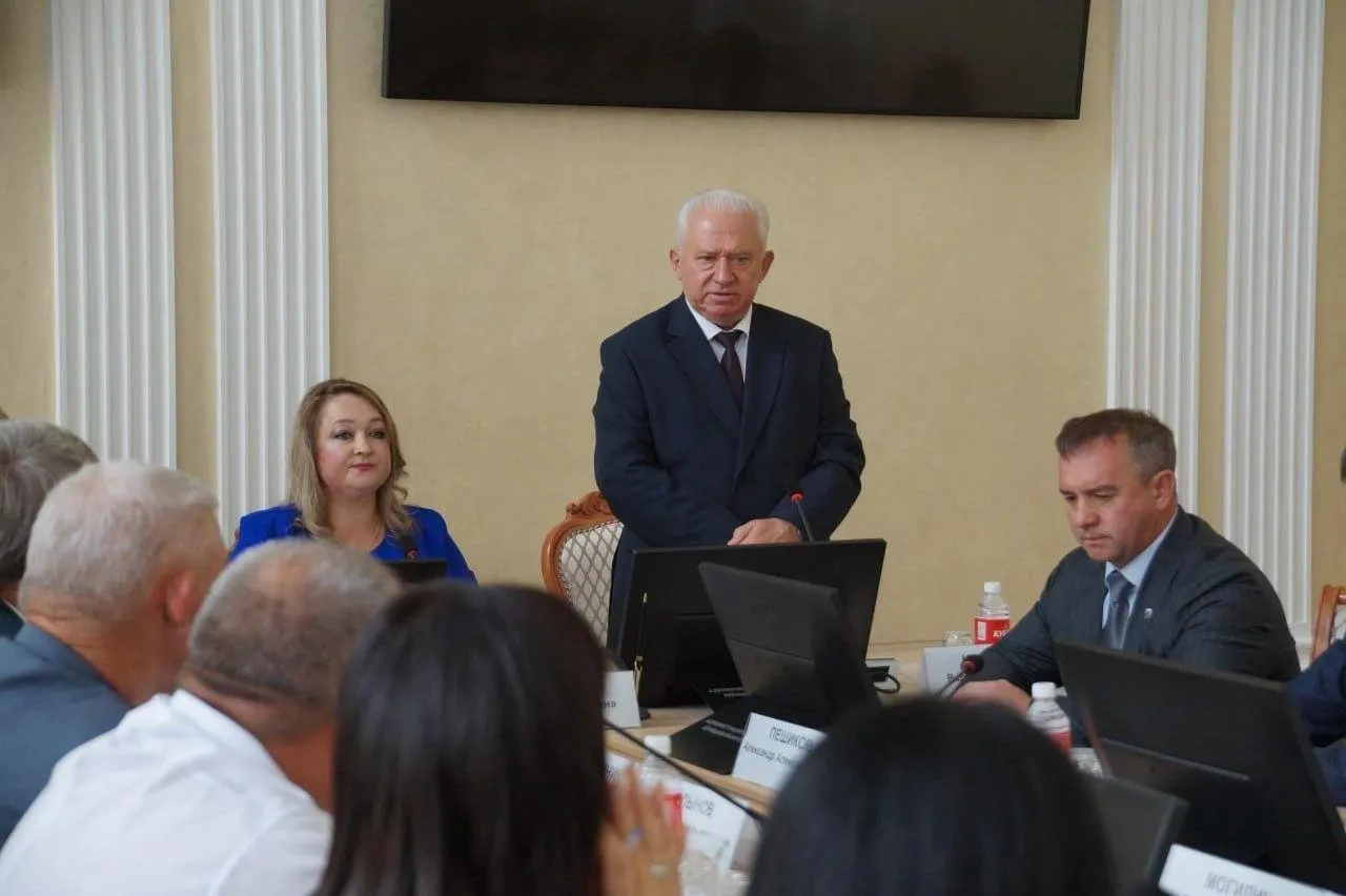 Валерий Кузнецов покинул должность главы Богучарского района после 14 лет руководства. На заседании ему вручили почётную грамоту совета народных депутатов.