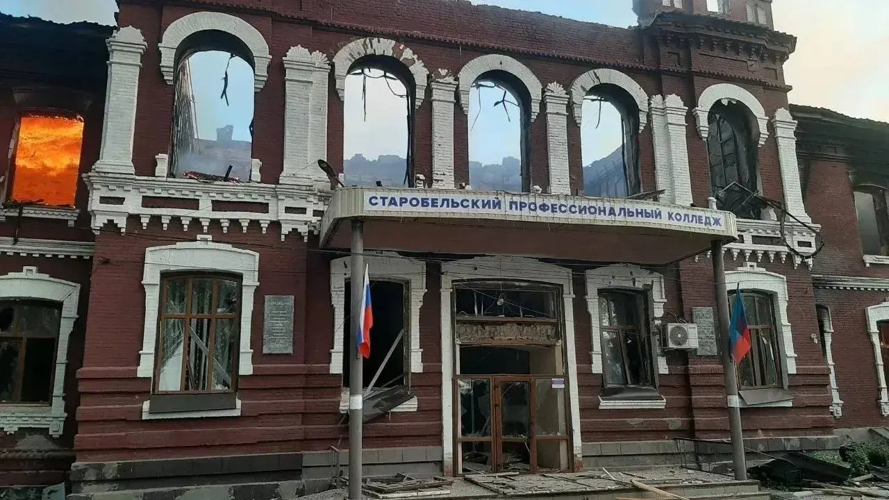 Ночной удар по общежитию профессионального колледжа в Старобельске (ЛНР) привёл к гибели шести человек; ещё 15 числятся пропавшими без вести. Ранения получили 39 человек, большинство — несовершеннолетние студенты. По данным следствия, по комплексy нанесён удар четырьмя беспилотниками; Россия запросила экстренное заседание Совбеза ООН.