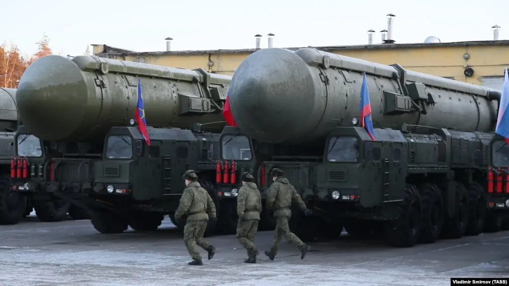 Учения пройдут с 19 по 21 мая: задействуют более 64 тысяч военнослужащих, свыше 200 пусковых установок, авиацию, корабли и восемь стратегических подводных лодок. Планируются пуски баллистических и крылатых ракет и отработка совместного применения ядерного оружия.