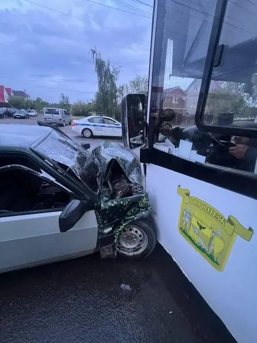 11 мая возле дома на Мазлумова, 75 в Придонском легковой автомобиль столкнулся с автобусом №8. В больницу доставлены 20-летний водитель и его 17-летняя спутница; предварительно водитель выехал на встречную полосу.