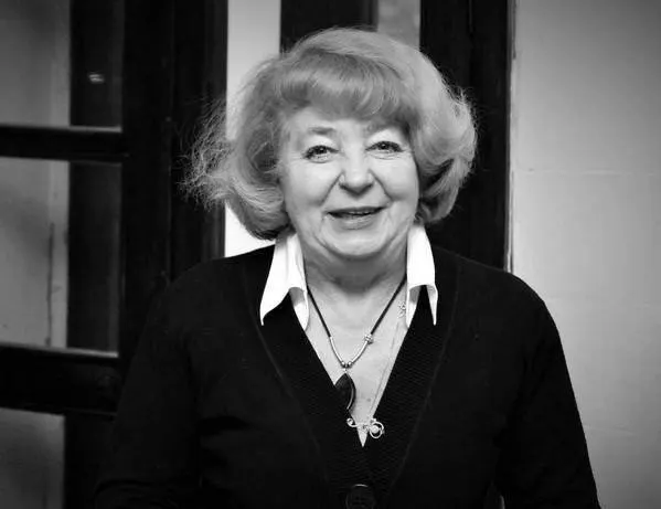 Ей было 73 года. Светлана Дремачева отдала искусству 42 года, из них 13 лет — была художественным руководителем Воронежского театра кукол. Прощание состоится завтра в 10:00 на Будённовском кладбище (храм в честь иконы Божией Матери «Трех радостей»).