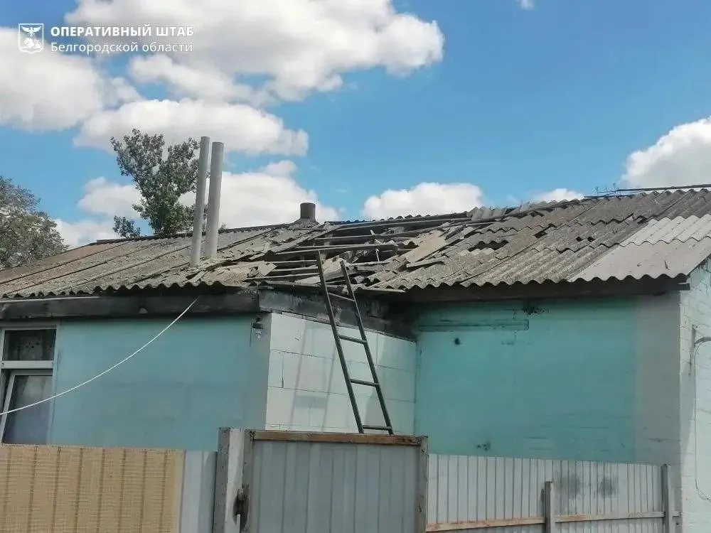 По меньшей мере три региона пострадали в результате скоординированных атак беспилотников: в огне — жилые дома и пассажирский поезд, в местах ЧП проходят спасательные работы и эвакуация людей.