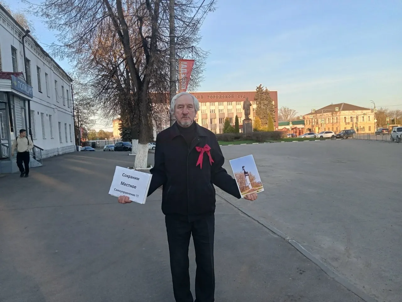В Александрове активиста Юрия Саенко признали виновным в организации публичного мероприятия без уведомления после одиночного пикета за сохранение местного самоуправления; ранее ему уже выписывали штраф.