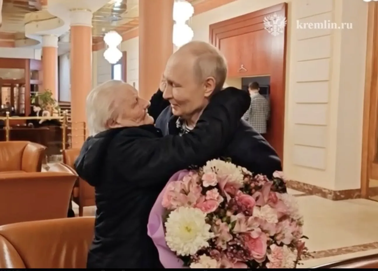 Президент России встретился со своей первой учительницей: обнял и поцеловал её, обеих переполняли эмоции.