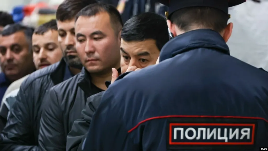 Проект предлагает расширить перечень административных нарушений, за которые иностранцы и лица без гражданства подлежат выдворению из России; общее число таких составов вырастет до 58.