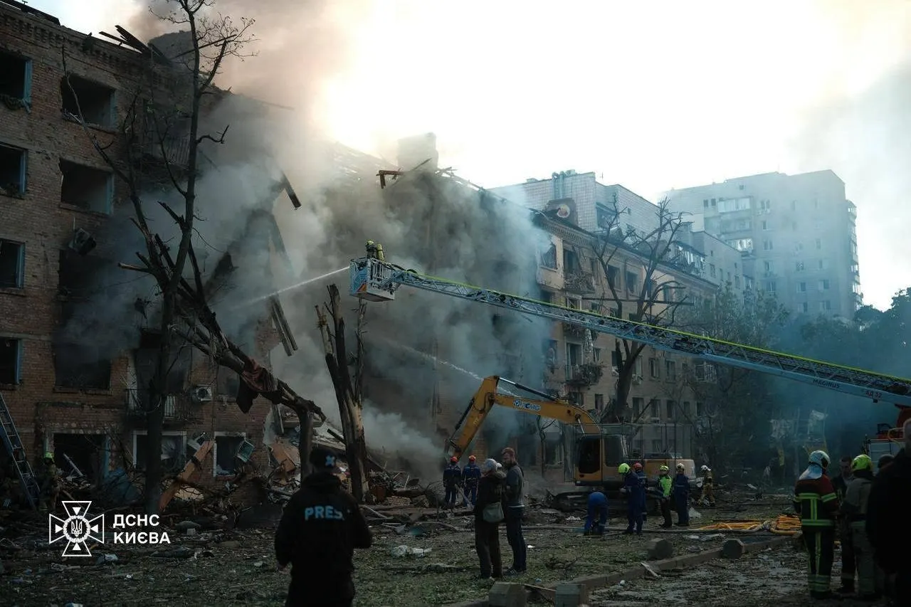В ночь на воскресенье по Киеву и ряду других регионов нанесён массированный удар: повреждены жилые дома, в нескольких районах возникли пожары, более 40 пострадавших и как минимум двое погибших.