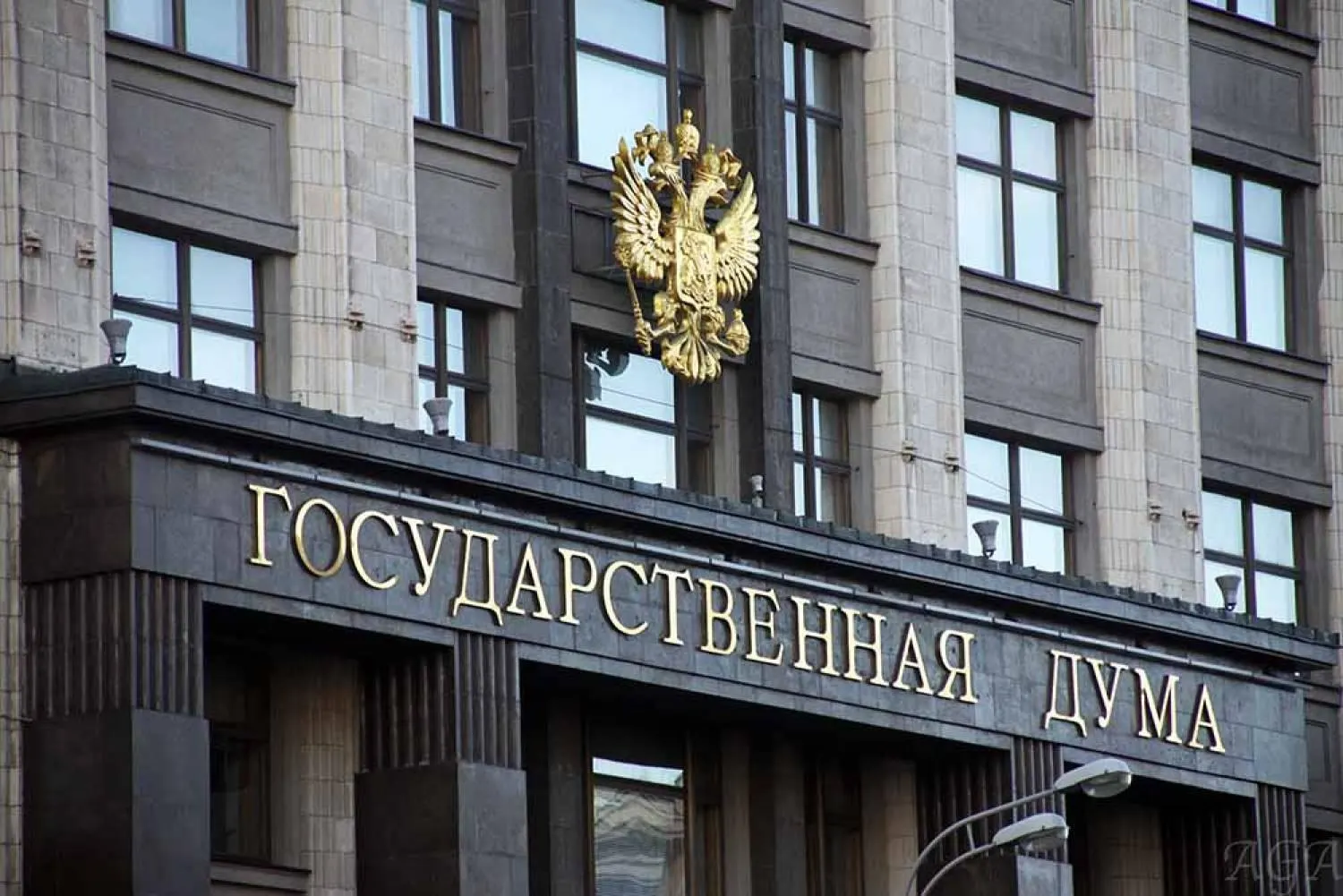 Закон устанавливает, что при выявлении нарушений при приватизации срок исковой давности — три года с момента обнаружения, но не более 10 лет с момента выбытия имущества из публичной собственности; исключения предусмотрены для дел о коррупции, экстремизме и собственности религиозных организаций. Параллельно столичный суд подтвердил обращение в доход государства имущества инвестора на крупную сумму.