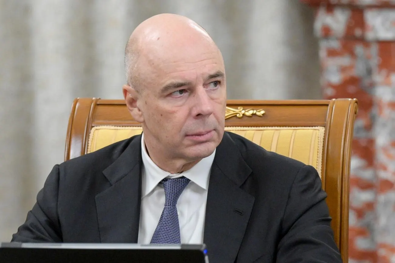 Минфин предложил временно заморозить часть запланированных расходов, чтобы покрыть дополнительные затраты на военные операции; возможный перерасход в 2024 году оценивают в 2–4 трлн рублей, дефицит уже достиг 5,9 трлн.