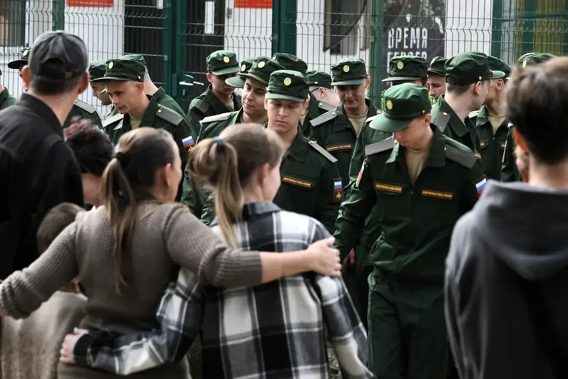 Инициативная группа из более 450 женщин подала первый иск в Верховный суд: новые поправки требуют одновременно трёхлетнего совместного проживания и наличия общего ребёнка, что лишает многих права на социальную поддержку.