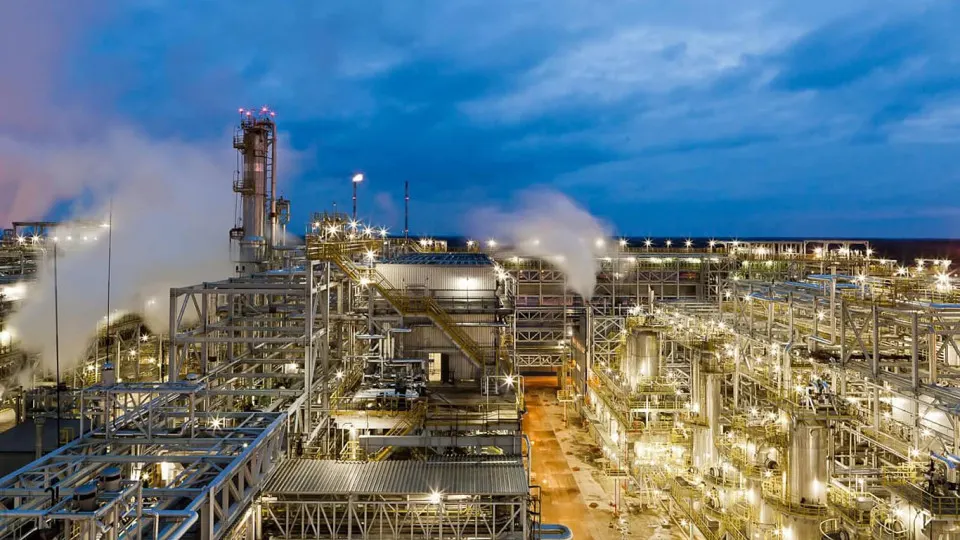 После удара беспилотников 5 мая нефтеперерабатывающий завод «Кинеф» остается выведенным из работы: повреждены ключевые технологические установки, отгрузки нефтепродуктов приостановлены.