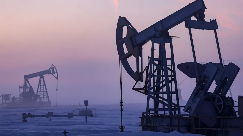 По новому макропрогнозу добыча нефти в России в 2026 году сократится до примерно 511 млн тонн — четвёртый год подряд и самый низкий уровень с 2009 года. Снижение объясняют сокращением бурения, ухудшением финансового состояния компаний и ограничениями, связанными с военной и санкционной ситуацией.