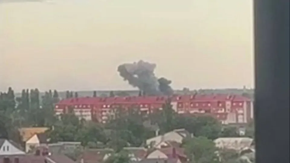 Утром 27 мая ПВО сообщили об уничтожении ракеты над Таганрогом; в нескольких регионах зафиксированы пожары, повреждения и пострадавшие. Минобороны заявило о перехвате 140 беспилотников.