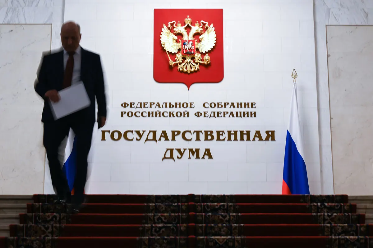 Законопроект, внесённый в 2024 году и ранее прошедший первое чтение, даёт возможность ареста имущества россиян, покинувших страну, за перечень конкретных правонарушений; заседание назначено на 26 мая.