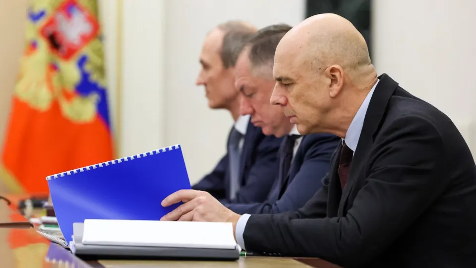Власти заявляют о необходимости сбалансировать бюджет на фоне низких цен на нефть, крепкого рубля и роста расходов на оборону; эксперты предупреждают о возможной консолидации и сокращении непроцентных трат.