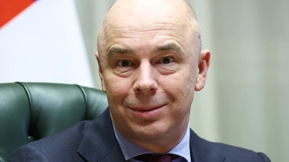 Минфин намерен пересмотреть бюджет текущего года: оцениваются все статьи расходов, кроме обороны и социальных обязательств. Возможны сокращения на сотни миллиардов рублей или поиск дополнительных доходов.