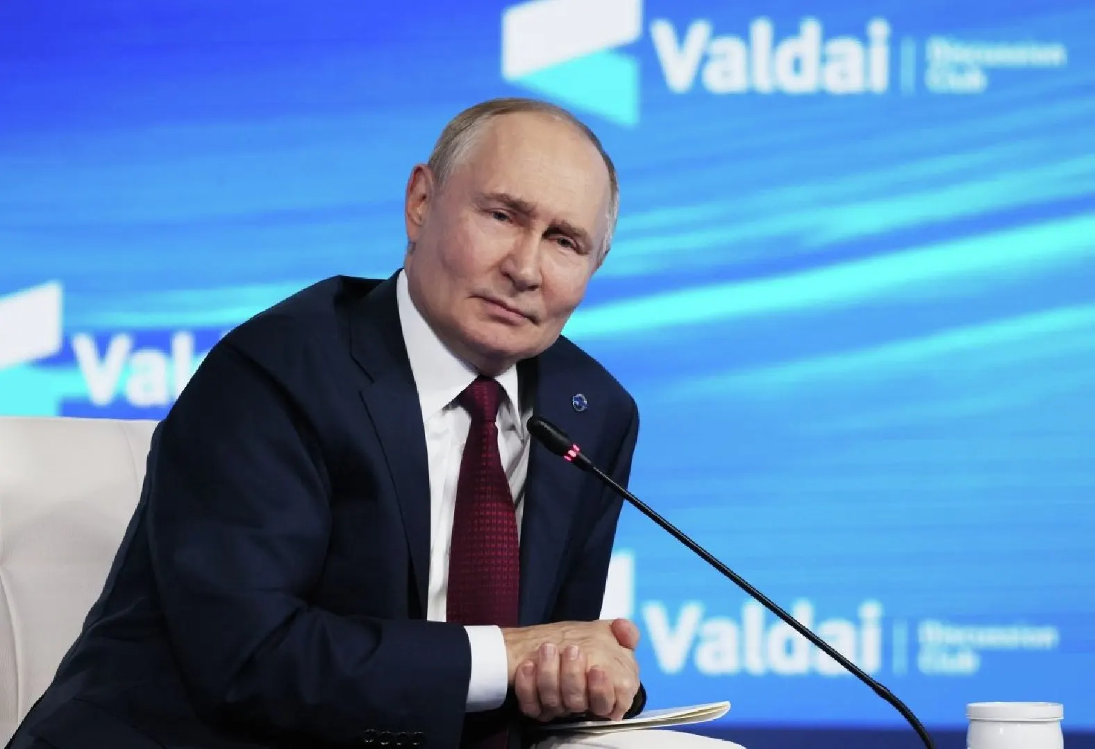 Международный уголовный суд разъяснил, что приглашение на переговоры само по себе не освобождает от исполнения ордера на арест; исключение возможно только при участии ООН и по процедурам международного права.