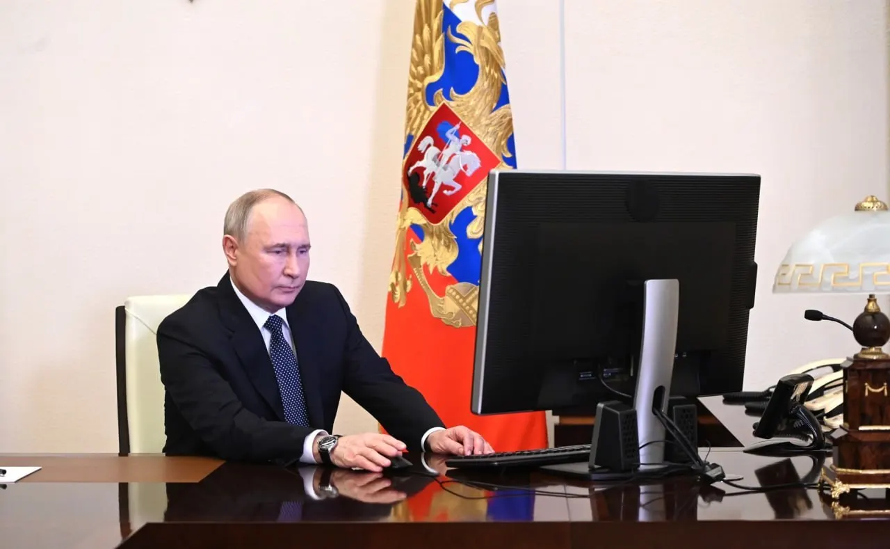 Президент поручил обеспечить работу «белых списков», чтобы сохранить доступ к критически важным сервисам во время ограничений интернета — в числе приоритетов медпомощь, госуслуги и платёжные системы. Ответственными назначены правительство и ФСБ.