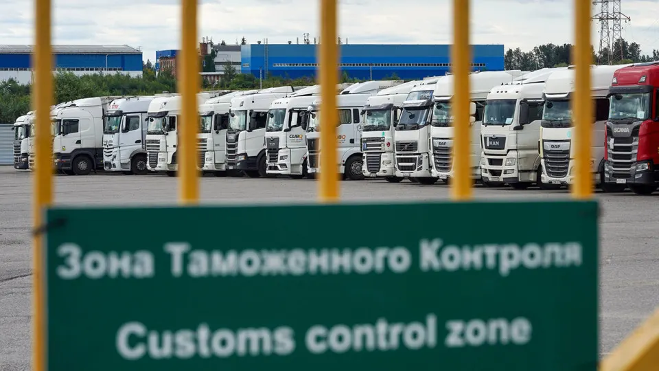 Государство ввело переходный период для системы подтверждения ожидания товаров (СПОТ) и продлило упрощённый порядок ввоза из ЕАЭС до 31 августа. Импортеры и логисты объясняют, какие риски и временные неудобства это создаёт.