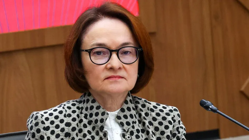 Глава Центробанка, не появлявшаяся на публике почти месяц, примет участие в пресс‑конференции по итогам заседания совета директоров по ключевой ставке 19 июня. Её длительное отсутствие вызвало слухи об отставке; регулятор объяснял перерыв болезнью.