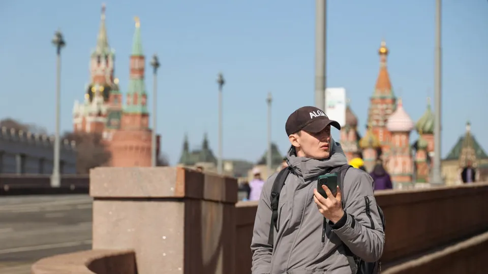 Правительство планирует внедрить информационную систему с регистрацией IMEI: операторы будут вносить данные устройств и блокировать SIM‑карты телефонов из чёрного списка. Ожидаемая дата вступления — 1 марта 2027 года.