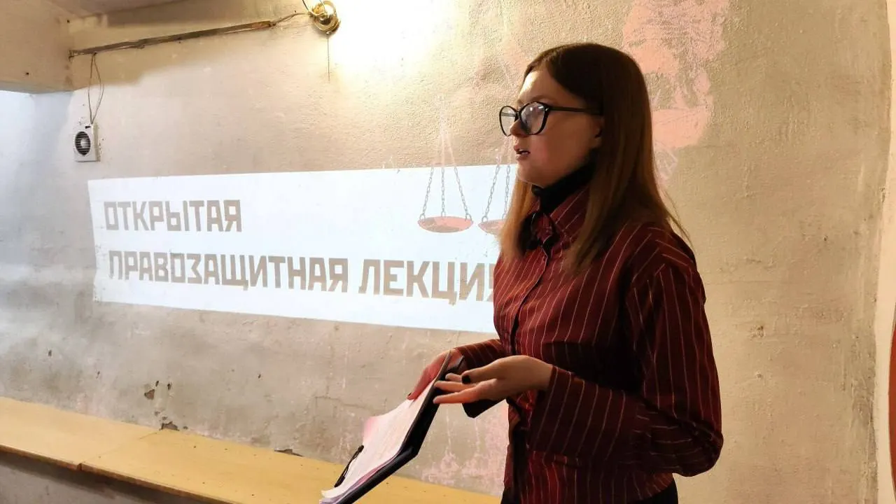 В столице задержаны три активиста и доставлены в ОВД «Сокольники». В Воронеже большинство отпущены, одному участнику предъявлено обвинение по статье 20.3 КоАП РФ — судебное заседание назначено на завтра.