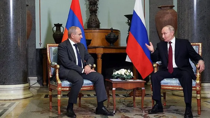 1 июня российский президент позвонил премьеру Армении: поздравил с днём рождения и обсудил итоги заседания Высшего евразийского экономического совета в Астане.