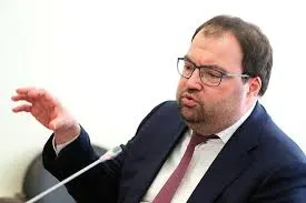 Максут Шадаев сообщил, что внедрение механизмов возрастной идентификации в платформы является приоритетной задачей; Минцифры изучает опыт Roblox, несмотря на её блокировку в России.