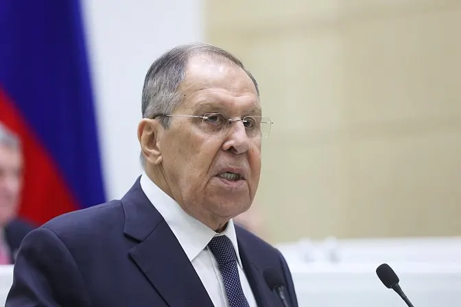 Глава МИД РФ заявил, что Еревану придётся выбирать между Евразийским экономическим союзом и Евросоюзом — нормы двух объединений несовместимы, поэтому вопрос членства необходимо решать оперативно; от этого зависят тарифы и фитосанитарные правила.