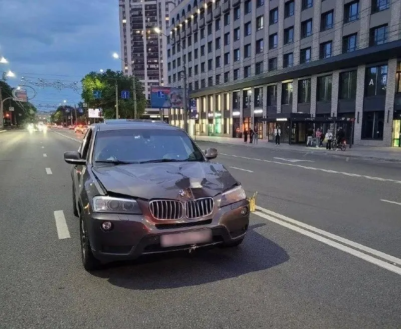 Вечером у дома №1 по ул. Ворошилова 39‑летний водитель BMW X3 сбил 60‑летнюю женщину, переходившую дорогу вне пешеходного перехода. Полиция проводит проверку.