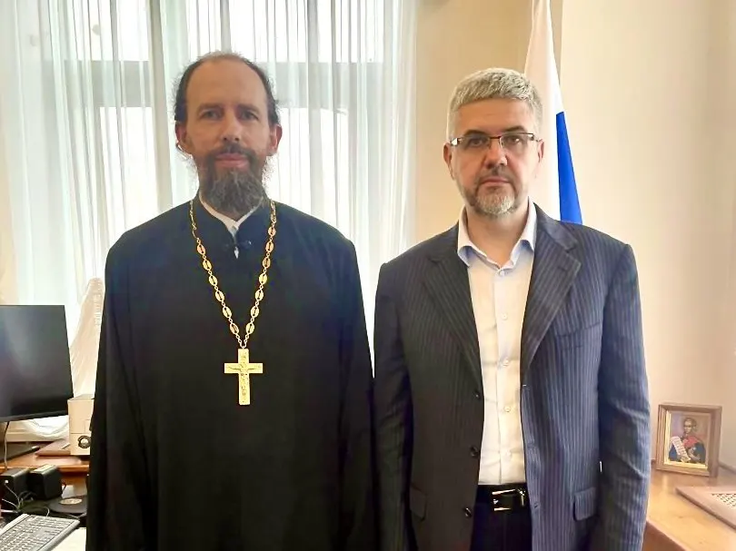 Заместитель министра юстиции заявил на Петербургском международном юридическом форуме, что сожительство без официальной регистрации брака подрывает традиционные семейные ценности и может представлять угрозу безопасности страны. Минюст ведёт мониторинг и готовит возможные изменения в Семейный кодексе.