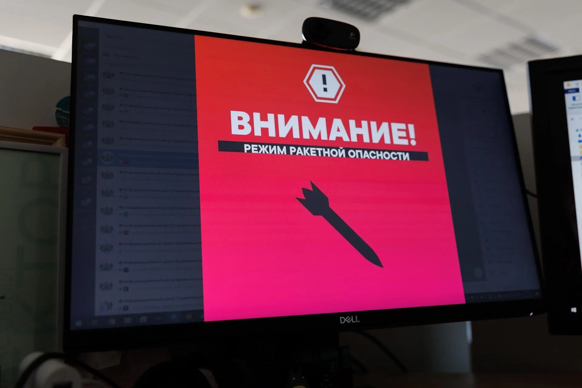 В нескольких регионах объявлена опасность из‑за ракетных пусков; в ряде аэропортов временно приостановили приём и отправку рейсов. Информация уточняется.