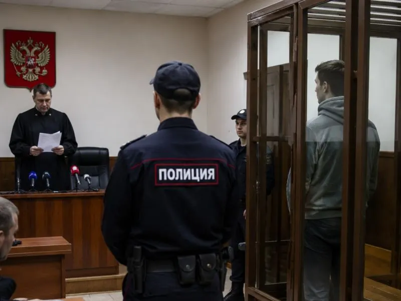 2-й Западный окружной военный суд назначил 22‑летнему Арсению Королю 22 года лишения свободы по обвинению в связях с признанной в РФ террористической организацией и подготовке подрыва автомобиля военнослужащего. Дело шло в закрытом режиме; правозащитники и журналисты отмечают рост практики провокаций со стороны силовых структур.