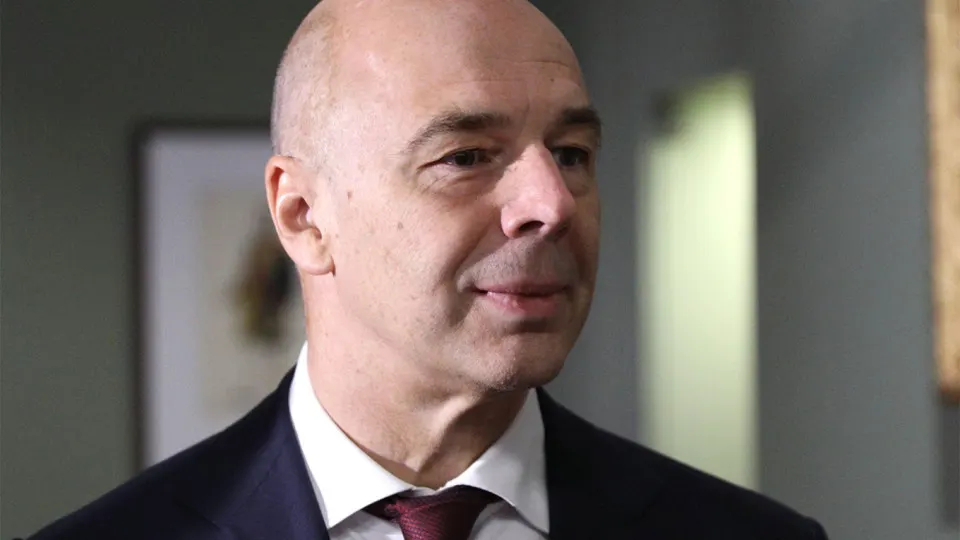 Министр финансов сообщил, что компании топливно-энергетического комплекса должны самостоятельно закупать средства защиты; расходы можно включать в себестоимость. Атаки беспилотников уже сократили переработку нефти и повысили цены на топливо.