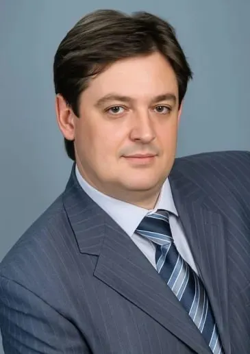 Бывший проректор и завкафедрой стоматологии признал вину по делу о взятках почти на 3,7 млн рублей. После заключения контракта с Минобороны суд приостановил производство по уголовному делу.