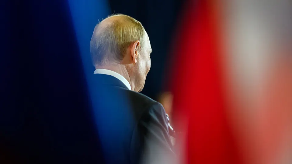Президент поручил не снижать порог годовой выручки для уплаты НДС: законопроект закрепляет планку в 20 млн руб. до 2029 года. Решение коснётся сотен тысяч малых и средних компаний, повлияет на бюджет и может усилить уход бизнеса в «тень».