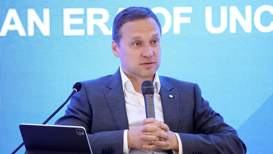 Зампред правления Сбербанка Тарас Скворцов заявил, что увеличение налоговой нагрузки и усиление контроля за платежами привели к оттоку средств в наличные: наличность не возвращается в банковскую систему, а доля безналичных операций сокращается.