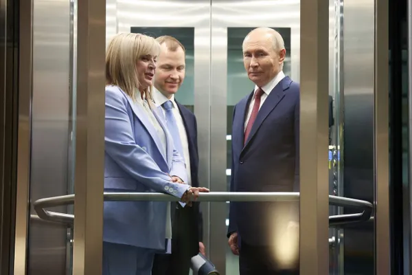 Пресс‑секретарь президента заявил, что подготовка к выборам продолжается, они объявлены указом президента. Ранее источники сообщали о разговорах силовиков о переносе или отмене голосования, однако на столе у главы государства нет соответствующих документов.