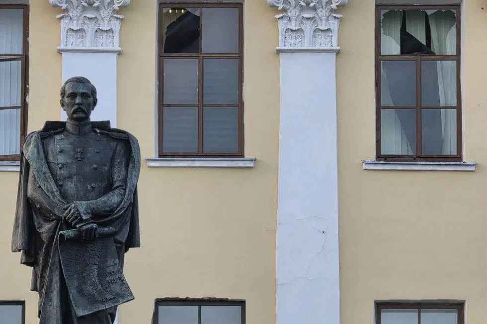 Ночью и утром по Петербургу, Ленинградской области и ещё нескольким регионам нанесена масштабная атака беспилотниками: идут пожары, есть пострадавшие и погибшие, власти сообщают об отражении ударов.