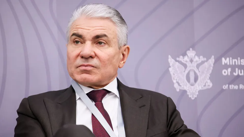 Заместитель министра юстиции заявил, что владельцы нейросетей должны обеспечить «фильтры» против действий, которые могут угрожать суверенитету, и предложил ввести административную, уголовную или финансовую ответственность. Идея следует за призывами к созданию «суверенных» моделей ИИ; бизнес выразил сомнения.